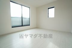 8.5帖。主寝室としてお使いいただけそうなこちらのお部屋は、日当たりが良く、爽やかな風を感じて起きる朝は、快適生活の始まりに。
