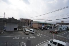 目の前に日差しを遮る建物がないので、日当たり＆風通し良好です＾＾心地よい自然の光や風を感じることができ、ほどよく開放感のある空間がつくれます。