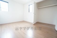 2面採光を確保した明るい室内は、風通しも良く、大変居心地の良い空間となっております。日当たりがよく、子供部屋としての利用もおすすめ。