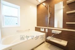 1日の疲れを癒すくつろぎのバスルーム。足を伸ばしてもゆったりと入れるサイズです。お子様と一緒にお風呂に入っても狭くないですね＾＾