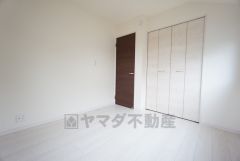 4.75帖。住む人のこだわりを活かす洋室＾＾クローゼットもあり荷物もすっきり片付けられ、ゆとりのある暮らしが出来ます＾＾