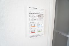 雨の日の洗濯も安心できる浴室暖房乾燥機付き浴室。リモコンで操作もボタン1つで簡単。