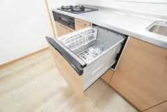 食事の後の手間を解消する食器洗い乾燥機付。冬場の洗い物で手荒れの悩みもなくなります。手洗いよりも節約できて便利。
