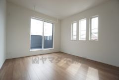 9帖。主寝室としてお使いいただけそうなこちらのお部屋は、日当たりが良く、爽やかな風を感じて起きる朝は、快適生活の始まりに。