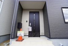 玄関には屋根があるので雨の日も安心してカバンの中から鍵が探せますね＾＾