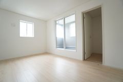 ご夫婦お二人のプライベートシーンを演出する寝室は、大容量のストレージルーム付きなので大きな荷物もきれいに収納できます。
