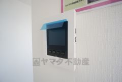 防犯性、セキュリティ対策に安心できるテレビモニター付きインターフォンです。セールスマン対策にもなり安心できます。
