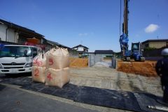 全3区画の新築戸建です＾＾ 左側が1号棟、右側が3号棟、奥が2号棟。