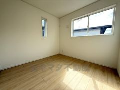 2面採光を確保した明るい室内は、風通しも良く、大変居心地の良い空間となっております。日当たりがよく、子供部屋としての利用もおすすめ。