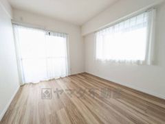 5.8帖。主寝室としてお使いいただけそうなこちらのお部屋は、日当たりが良く、爽やかな風を感じて起きる朝は、快適生活の始まりに。 