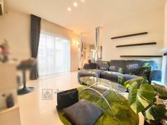 家族が集まる開放的なリビング。思い思いの時間を過ごしたり食事をしたり、素敵な団らんの場になりますね。 