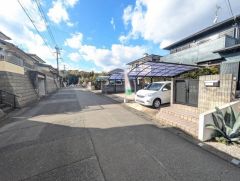 前面道路は南側約6ｍの公道に面しています。道路幅が大きいので駐車もラクラクできそうですね＾＾