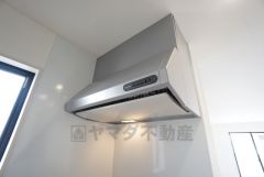 スタイリッシュなレンジフード＾＾調理中に出る湯気や油分などを効率よく外に逃がしてくれます。