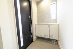 採光も考えられた明るい玄関です。たっぷり収納できるシューズボックス付きなので、家族全員の靴がきれいに整頓できます。