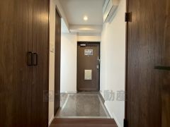 採光も考えられた明るい玄関です。たっぷり収納できるシューズボックス＆シューズクローク付き＾＾ステキな玄関で帰ってくるのが楽しみになりそうですね＾＾ 