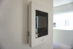 同仕様写真。 防犯はもちろん、セールスマン対策にもなるモニター付きインターホンです。 来訪者の顔が見えるので安心ですね＾＾