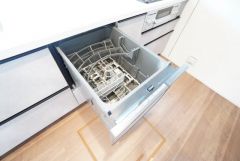 食後の時間にゆとりを与えてくれる食器洗い乾燥機。操作ボタンも上面にあるので、腰をかがめずに操作が楽々。