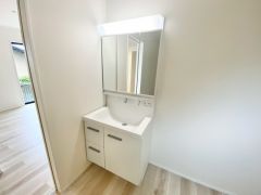 三面鏡裏収納付き洗面化粧台です＾＾ 歯磨きセットやスキンケア用品などの収納に便利ですね。 生活感も隠すことができ、来客時にも安心です。