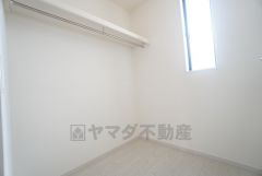 収納力豊富なファミリークローク付き。洋服や小物などを1箇所にまとめて美しい収納を実現します。