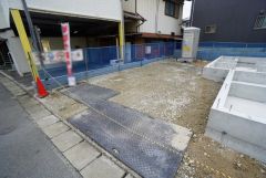 現地（2026年6月）撮影。3台まで駐車できるので、急な来客時やお子様が成人して車を所有するようになっても安心です。