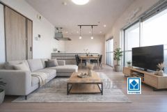 LDK13.1帖。リビングはバルコニーに面しており、陽当たりが良く明るい空間＾＾プライバシー確保にもなります＾＾