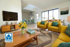 上部吹抜けのリビング＾＾日光を取り入れることで室内が明るくなります。家具はCGによるものです。