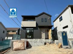 西鉄「二日市」駅(自転車6分/1.3ｋｍ)。西鉄バス「星ヶ丘入口」歩3分。博多駅行き＾＾カースペースは3台分を確保＾＾
