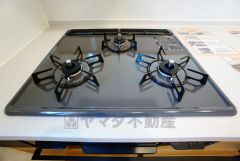 3種類の料理が同時に調理できる、3口ガスコンロ。忙しい夕食の支度時間が短縮できて効率よくお料理が楽しめます。