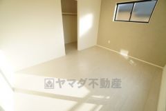 主寝室としてお使いいただけそうなこちらのお部屋は、日当たりが良く、爽やかな風を感じて起きる朝は、快適生活の始まりに。