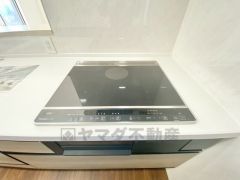 お手入れのしやすいIHクッキングヒーターです。3口コンロなので、効率よくお料理が楽しめます。毎日のお料理も楽しくなりますね＾＾