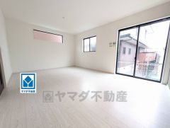 窓から光が差し込む明るいリビングダイニングです＾＾