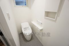 ウォシュレット付トイレです。1階2階の2ヶ所にトイレがあるので、忙しい朝にもゆとりができますね。