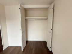 洋室にはハンガーパイプ付きのクローゼットが設けられています。たっぷり収納できるので衣替えの心配もいりませんね＾＾