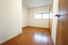 あると嬉しい1階の一部屋。お子様のお昼寝スペースや客間、お友達やご親戚のお泊り部屋としても使えます。