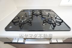 3種類の料理が同時に調理できる、3口ガスコンロ。忙しい夕食の支度時間が短縮できて効率よくお料理が楽しめます。