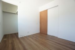 家具を選ばないナチュラルなフローリングとシンプルなクロスで、住む人のこだわりを活かす洋室＾＾広めのクローゼットもあり荷物もすっきり片付けられ、ゆとりのある暮らしが出来ます＾＾