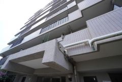 防犯カメラ完備。 カメラの存在自体が不審者の侵入や犯罪行為を抑制してくれます。 万が一トラブルなどがあった場合も安心ですね＾＾ 