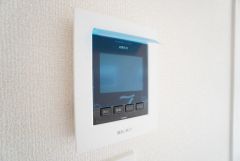 防犯はもちろん、セールスマン対策にもなるモニター付きインターホンです。お子さん1人での留守番時にも活躍しそうです。