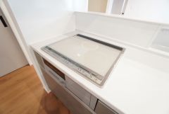 お手入れのしやすいIHクッキングヒーターです。3口コンロなので、効率よくお料理が楽しめます。毎日のお料理も楽しくなりますね＾＾ 