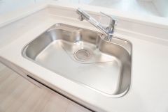広々としたステンレスシンクには、洗剤やスポンジを収納出来るラック付き。広さも確保しているので、大きなお鍋も洗いやすいです。