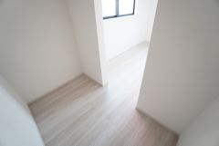洋室にはウォークインクローゼットが設けられています。たっぷり収納できるので衣替えの心配もいりませんね＾＾
