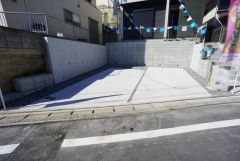 駐車スペースはゆとりある並列2台分を確保。マイカー用に、お客さま用に、余裕を持ってご利用いただけます。