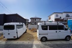 駐車スペースはゆとりある3台分を確保。マイカー用に、お客さま用に、余裕を持ってご利用いただけます。