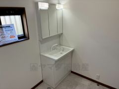 三面鏡裏収納付き洗面化粧台です＾＾ 歯磨きセットやスキンケア用品などの収納に便利ですね。 生活感も隠すことができ、来客時にも安心です。