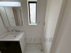 ランドリースペース上部には窓も付いており換気に便利です＾＾