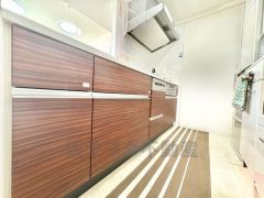 対面式キッチンなのでリビングにいるご家族とコミュニケーションを取りながら洗い物や、お料理が楽しめそうですね＾＾ 