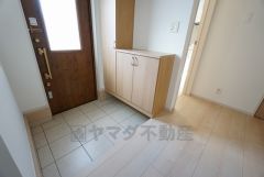 採光も考えられた明るい玄関です。たっぷり収納できるシューズBOX付きです。