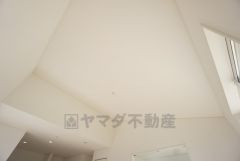 LDK上部は勾配天井となっております＾＾開放感ある空間です＾＾
