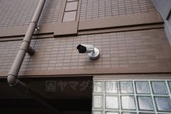 防犯カメラ完備。 カメラの存在自体が不審者の侵入や犯罪行為を抑制してくれます。 万が一トラブルなどがあった場合も安心ですね＾＾ 