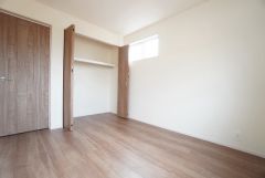 暖かい日差しが差し込む5.25帖洋室。たっぷり収納できるクローゼット付きでお部屋の中をすっきりと快適に保てます。